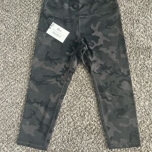 Zyia Forest Camo Luxe Hi-Rise Capri 20” Size (6-8)